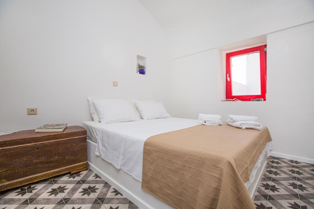 Sunhaus Apartment Perissa  Bagian luar foto